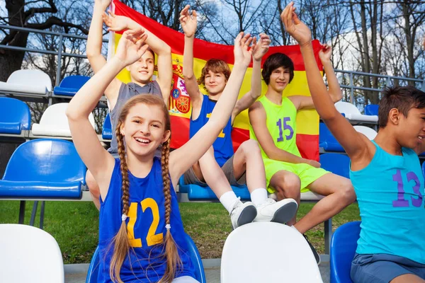 Adolescentes aficionados al deporte español — Foto de Stock