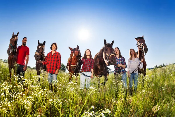 Люди со своими лошадьми — стоковое фото