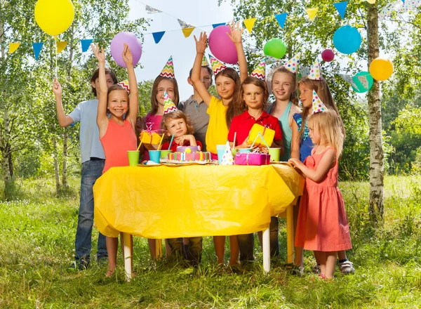 Bambini che festeggiano il compleanno nel parco — Foto Stock
