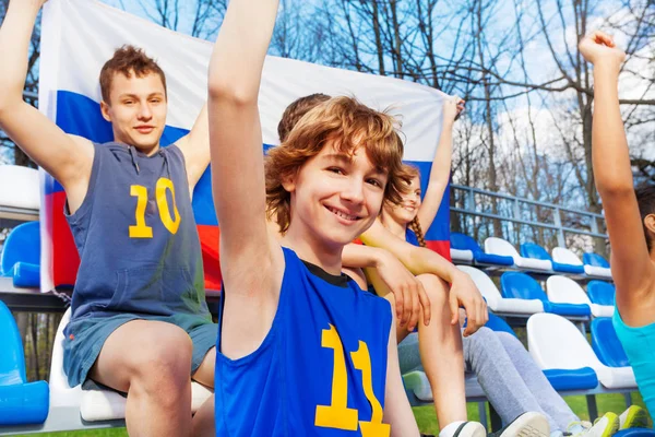 Dospívající sportovní fanoušci s ruskou vlajkou — Stock fotografie