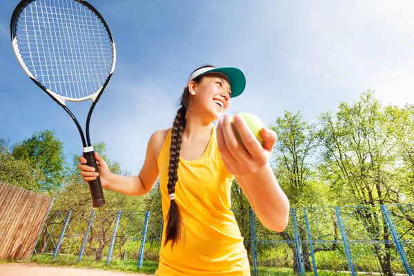 Menina jovem jogando tênis — Fotografia de Stock