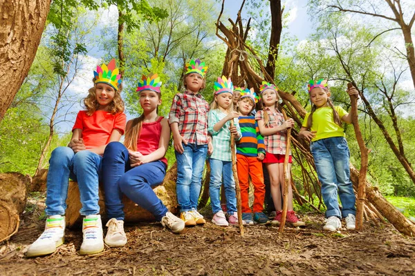 Barn som leker indianer — Stockfoto