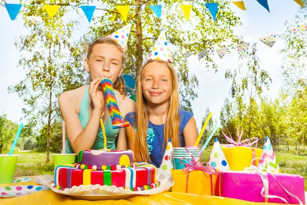 Meninas perto bolo de aniversário — Fotografia de Stock