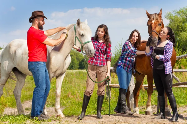 Jinetes a caballo con caballos — Foto de Stock