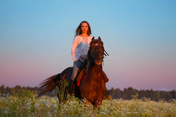 Donna a cavallo al tramonto — Foto Stock