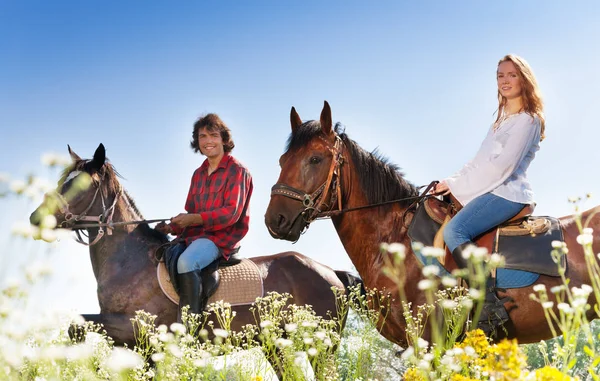 Cabalgata en pareja —  Fotos de Stock