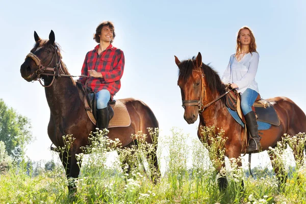 Paar Paardrijden — Stockfoto