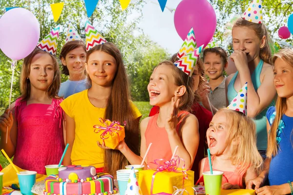 Kids celebrating birthday in park — Stock Photo, Image