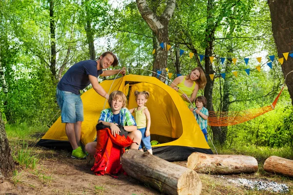 Giovane famiglia attiva campeggio nella foresta — Foto Stock