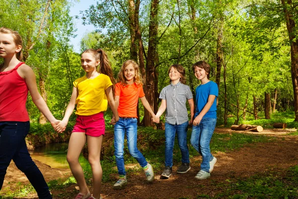 Barn gå i sommar skog — Stockfoto