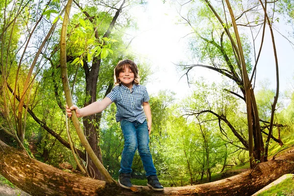 Garçon s'amuser sur l'arbre tombé — Photo