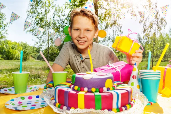 Jongen met giften van de verjaardag — Stockfoto