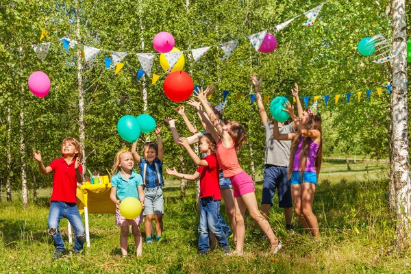 Kinderen spelen met ballonnen — Stockfoto
