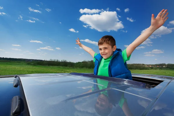 Ragazzo sul tettuccio apribile di auto — Foto Stock