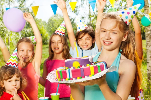 Niños celebrando cumpleaños en el parque — Foto de Stock