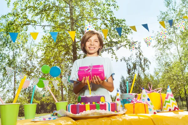 Ragazzo sorridente con regalo di compleanno — Foto Stock