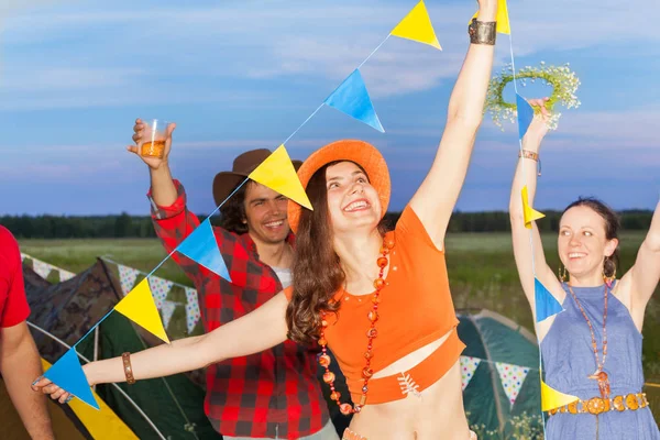 Amigos se divertindo no acampamento — Fotografia de Stock