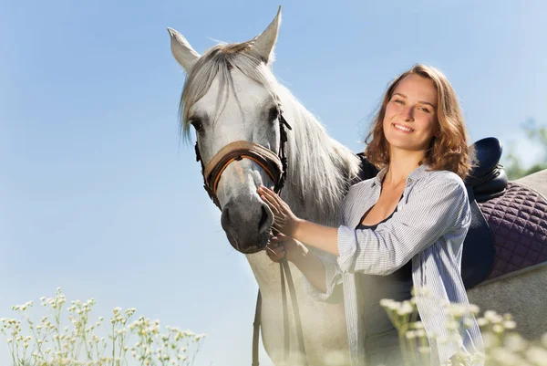 Vrouw met mooie witte paard — Stockfoto