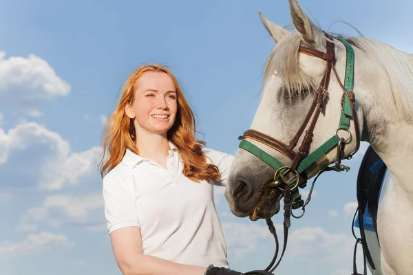 Wanita tersenyum dengan kuda putih — Stok Foto