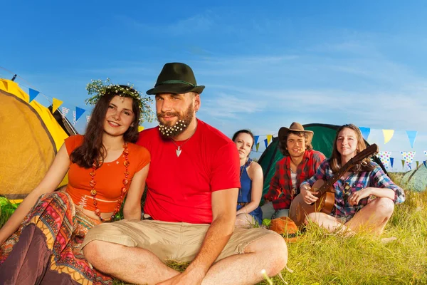 Paar genieten van camp reis — Stockfoto