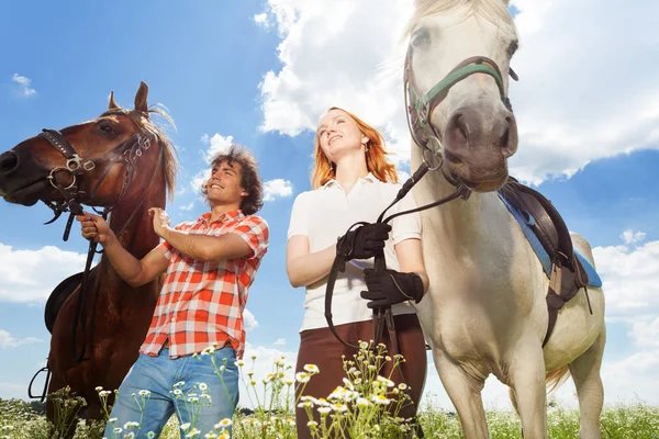 Casal andando com cavalos — Fotografia de Stock