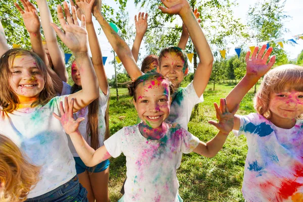 Діти розважаються з кольоровим порошком — стокове фото
