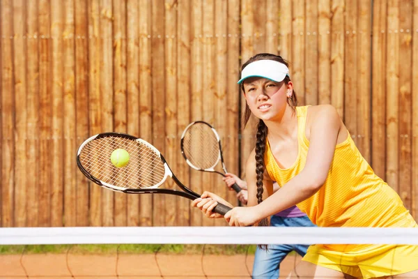 Tennis player playing match — Stock Photo, Image