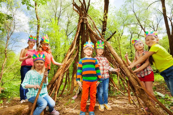 Дети играют в индейцев — стоковое фото