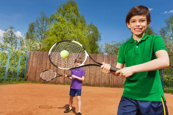 Jugador de tenis feliz con su pareja — Foto de Stock