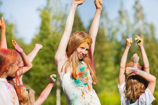 Kinder haben Spaß mit buntem Puder — Stockfoto