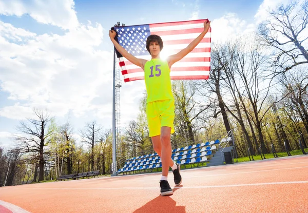 Junge läuft mit amerikanischer Flagge — Stockfoto