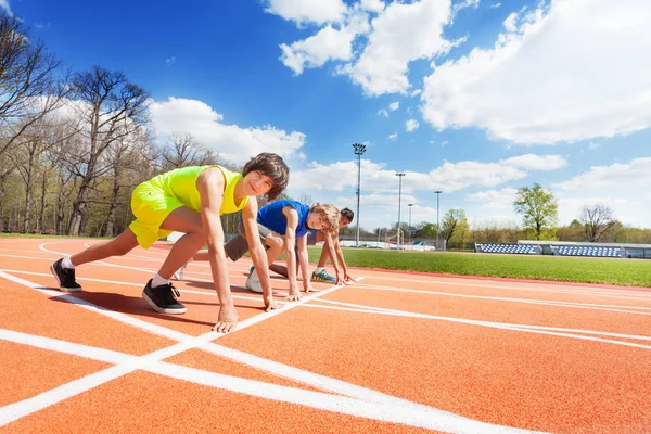 Atletas adolescentes listos para correr —  Fotos de Stock