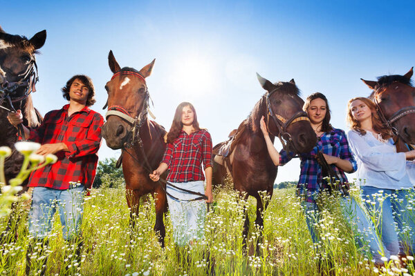 люди со своими лошадьми
