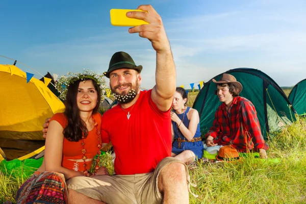 Casal fazendo selfie no acampamento — Fotografia de Stock