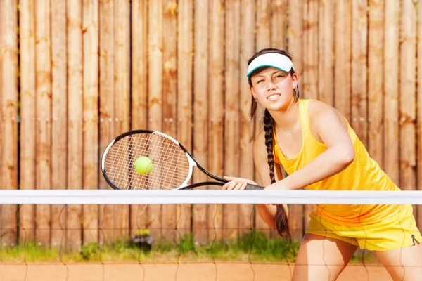 Chica joven jugando tenis — Foto de Stock