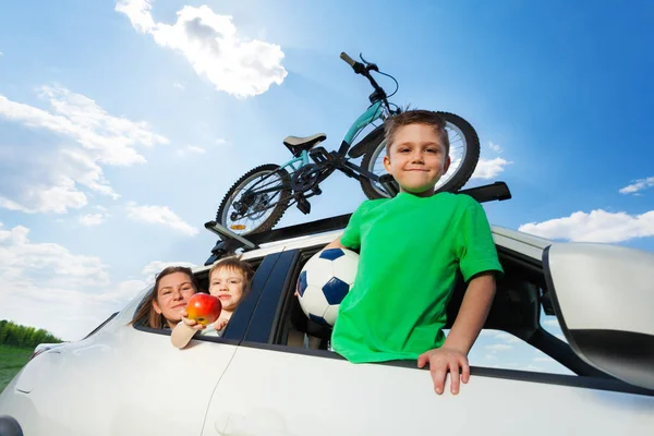 Familie im Sommer mit dem Auto unterwegs — Stockfoto