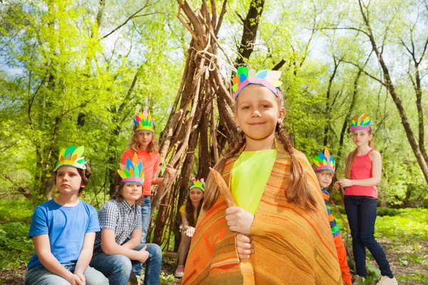 Barn som leker indianer — Stockfoto