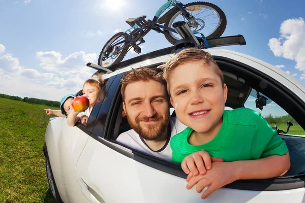 Happy family going on holiday trip — Stock Photo, Image