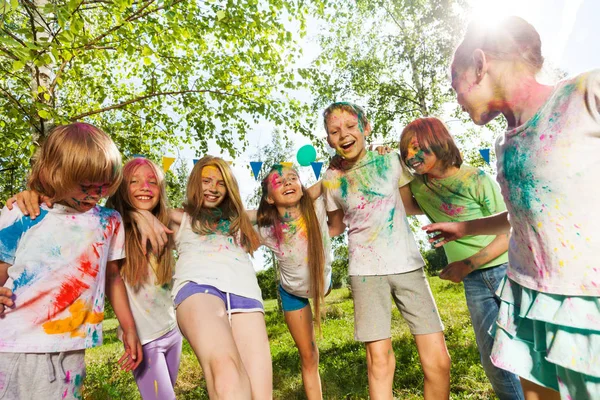 Niños divirtiéndose con polvo de colores —  Fotos de Stock