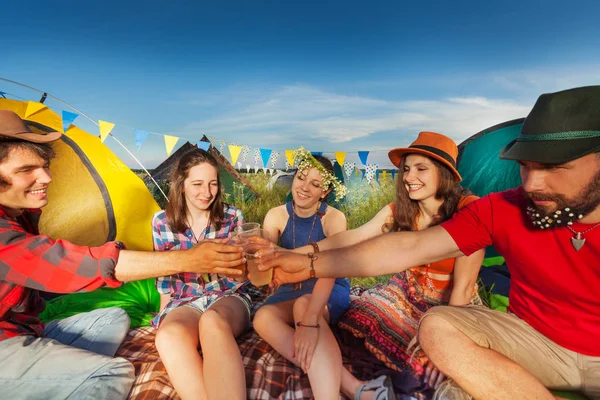 Bebida refrescante no acampamento — Fotografia de Stock