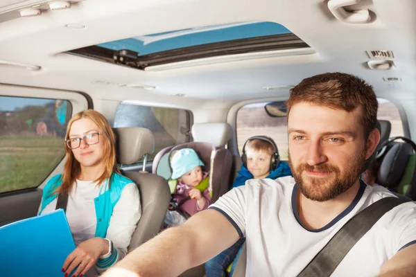 Father driving his family car — Stock Photo, Image