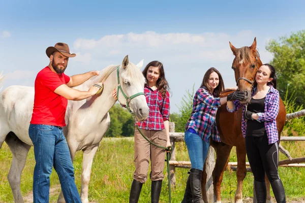 Jinetes a caballo con sus caballos —  Fotos de Stock