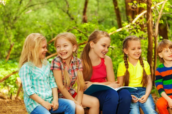 Crianças lendo contos de fadas no parque — Fotografia de Stock