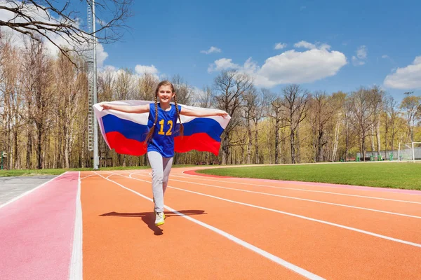 Dívka slaví vítězství na trati — Stock fotografie
