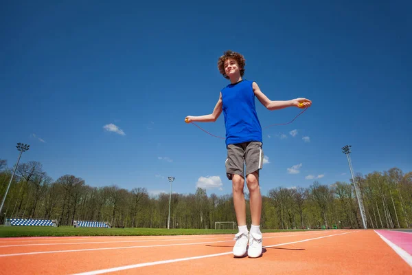 Jongen springen over touw buiten — Stockfoto