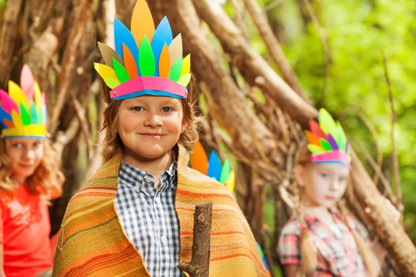 Дети играют в индейцев — стоковое фото