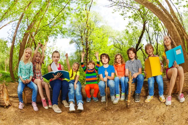 Kids reading books outdoor — Stock Photo, Image