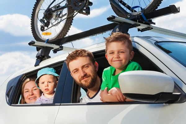 Familia feliz viajando en coche — Foto de Stock