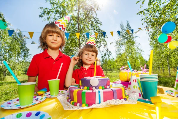 Dos chicos en fiesta de cumpleaños al aire libre — Foto de Stock