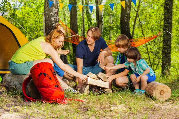 Familjen att göra lägereld — Stockfoto